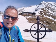 A Capanna 2000 da Alpe Arera: fiori e neve ! 30apr24